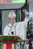 Mgr Lacroix avec livre