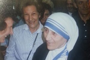 Procès de béatification est en cours de Colette L. Samson surnommée “la mère Teresa de Québec” PQ-Colette-Samson-avec-Mere-Teresa-300x200